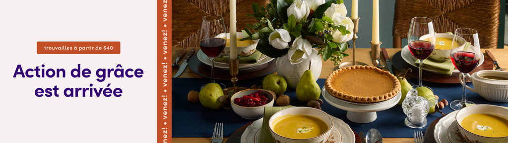 Une table dressée pour l'Action de grâce avec une tarte, de la soupe, des bougies et des fleurs. L'Action de grâce est arrivée. Venez!