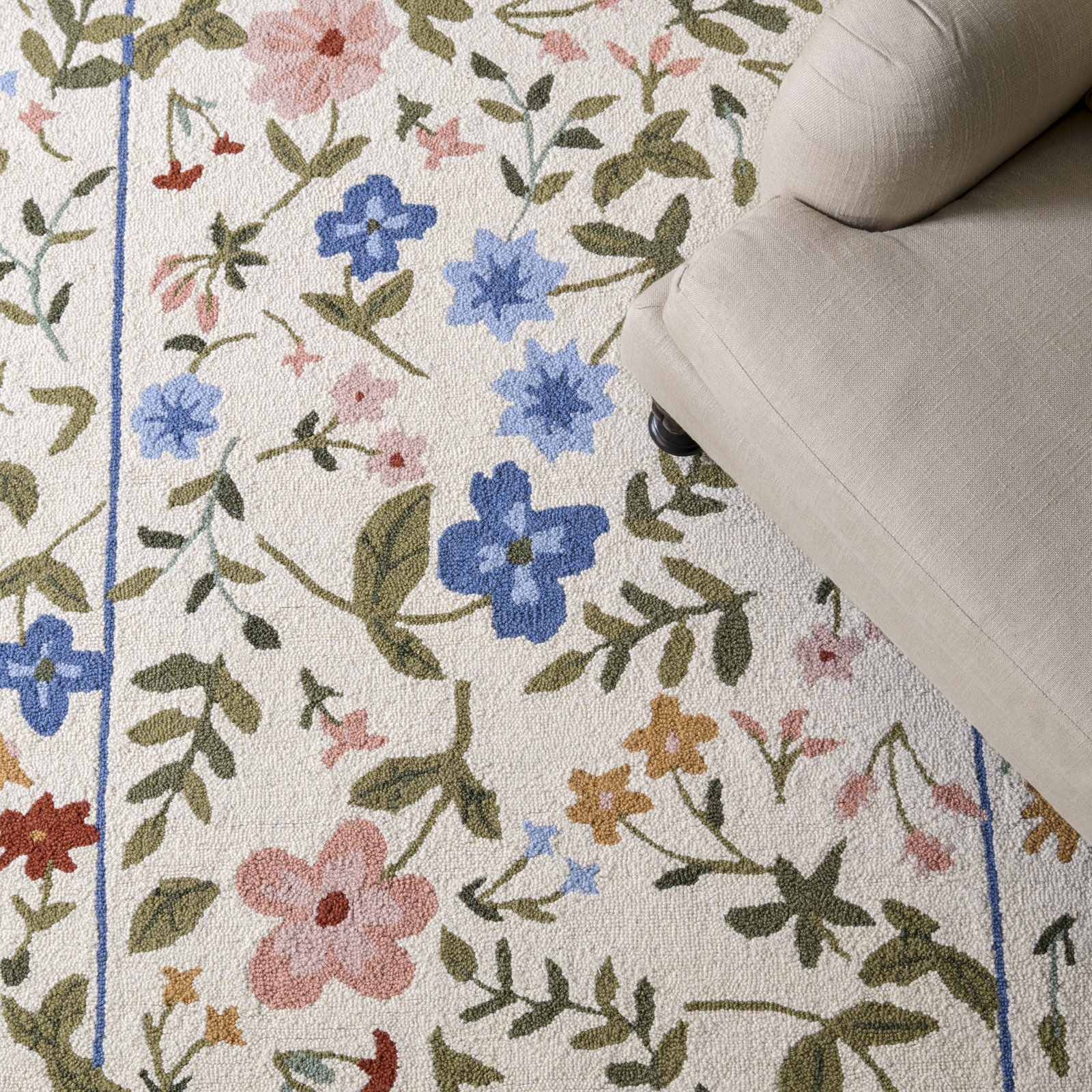 Hand-Tufted Wool Floral Outdoor Rug, Rectangle 5' x 8'