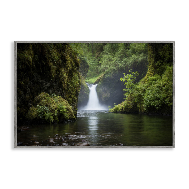 «Peaceful Waterfall Creek», estampe numérique par Richard Wong, Encadré gris, H 16 po x l 24 po