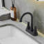 Robinet de lavabo de salle de bain central noir à 4 poignées avec ensemble de drain Fineline-107545219
