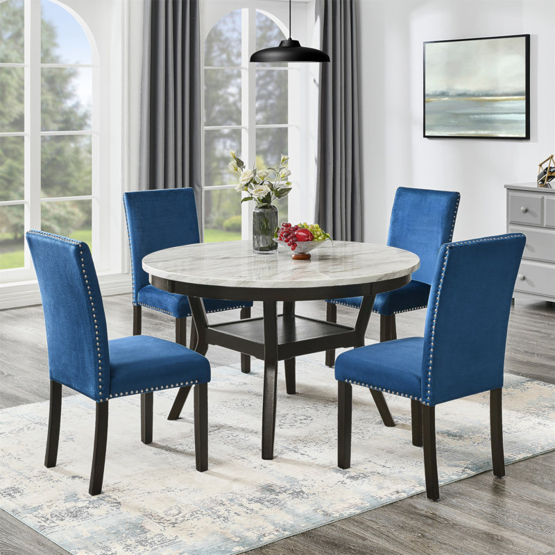 Ensemble de salle à manger 5 pièces Mella - Table ronde en faux marbre avec 4 chaises Parsons en velours bleu, Bleu