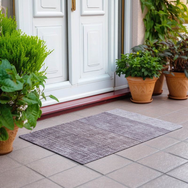 Tapis mauve lavable à la machine intérieur / extérieur Xhevrie, Rectangle 1 pi 8 po x 2 pi 6 po