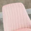 Fauteuil de bureau à dossier moyen en velours rose. Hauteur réglable de 30,25 po à 34,25 po, roues pivotantes à 360 °, siège rembourré en éponge confortable, conception moderne pour la chambre à coucher et le bureau personnel, charge maximale de 264 lb.