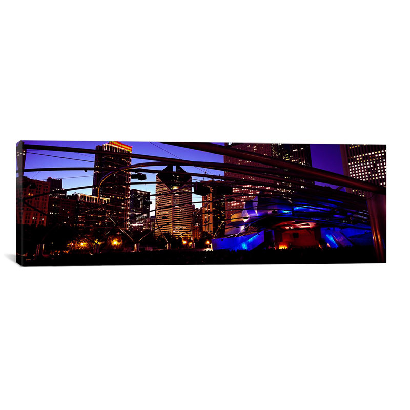 Bâtiments éclairés à la nuit, Millennium Park, Chicago, Cook County, Illinois, États-Unis - Reproduction de photo panoramique non encadrée