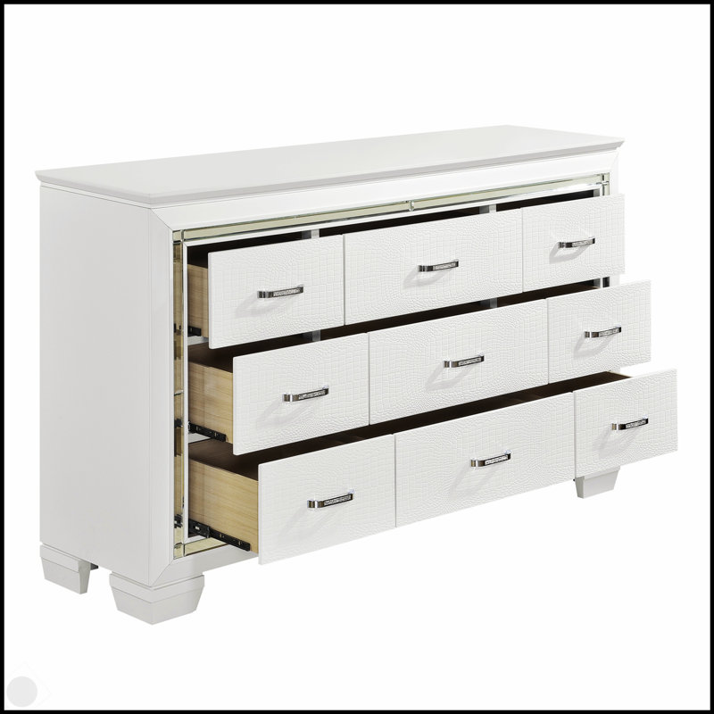 Commode à finition blanche avec 9 tiroirs, façades texturées en faux alligator et design glamour pour un rangement élégant dans la chambre à coucher