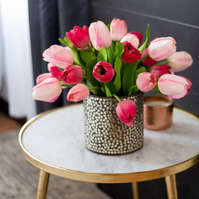 Arrangement printanier de tulipes mélangées dans un pot en métal