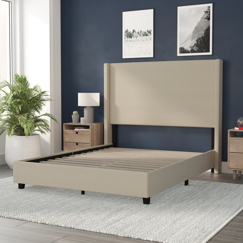 Lit plateforme tapissier avec tête de lit surpiquée Bailynn, Beige, Grand