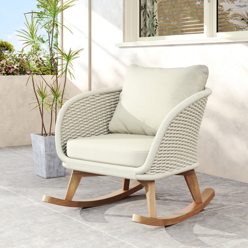 Chaise berçante minimaliste beige à mouvement fluide, idéale pour la lecture de balcon, assise confortable contemporaine, balcons côtiers appropriés