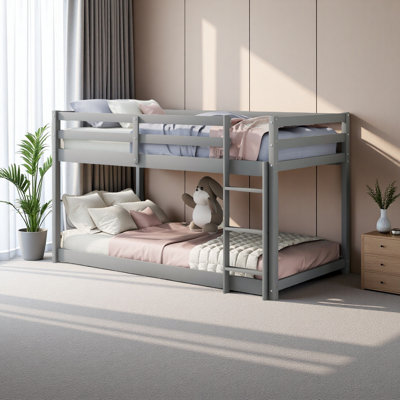 Lit superposé simple au-dessus d'un lit simple avec échelle