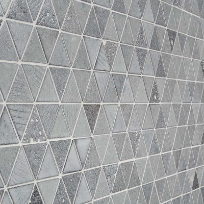 Pavé 10,62 po X 14,56 po Carrelage mural et de sol en mosaïque de pierre de lave brillante triangulaire (5,35 pieds carrés / caisse)
