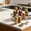 Étagère à épices extensible - Étagère réglable à 3 niveaux pour les armoires de cuisine et le garde-manger, étagère à épices en plastique transparent avec surface antidérapante pour une meilleure visibilité et une meilleure efficacité de l'espace