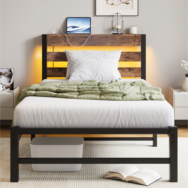Cadre de lit plateforme simple avec tête de lit, bâbord, DEL, sans sommier, lattes en métal robuste, point de charge amplificateur de bruit et de rangement, lumières DEL, métal robuste, avancée