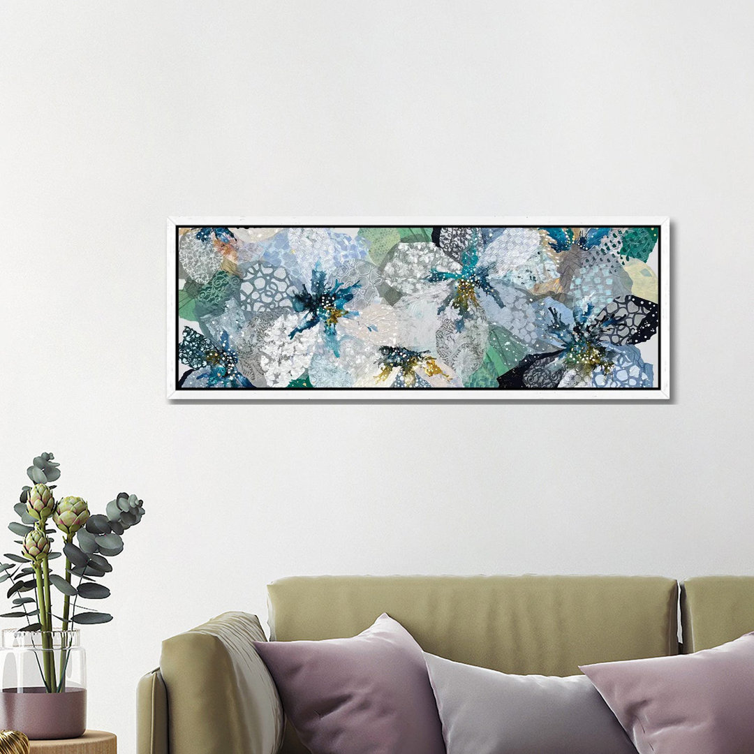 Blue Floral Symphony, Jennie's Garden von Leanne Daquino - Panoramaleinwand Giclée auf Leinwand