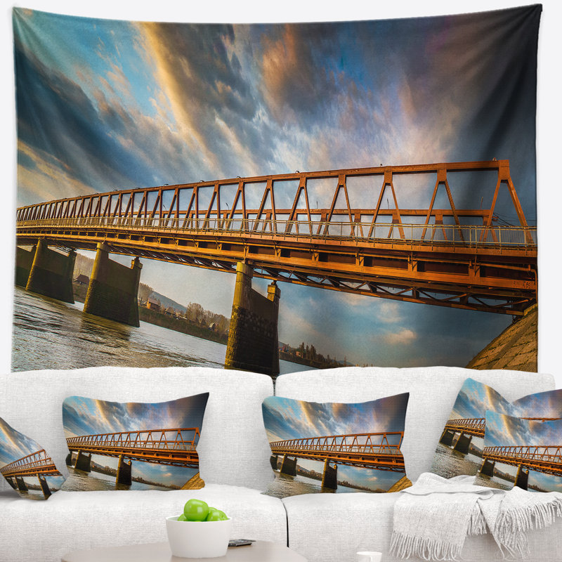 Vieux pont sur la rivière sur tapisserie de jour nuageux, H 78 po x l 92 po