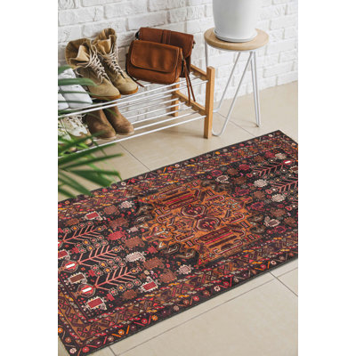 Tapis noir Teimani 3 pi 9 po x 6 pi 6 po