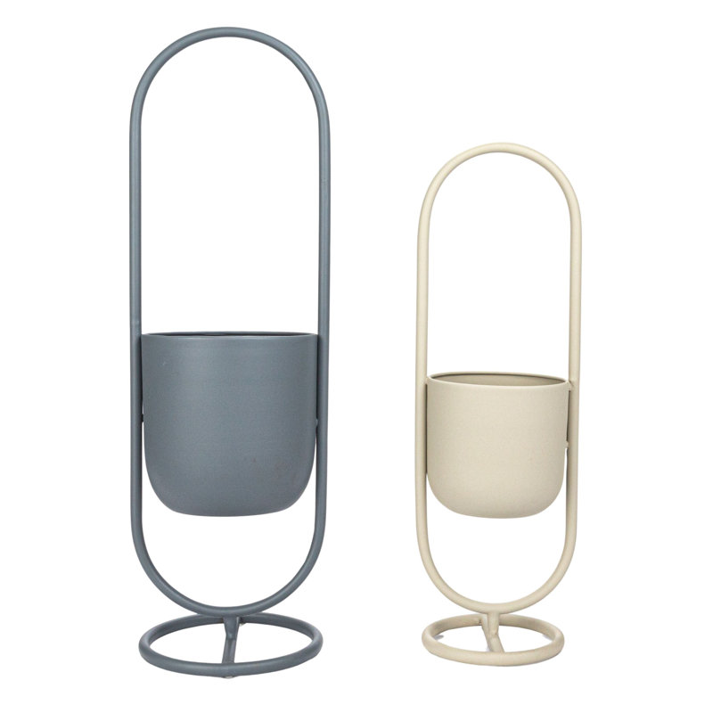 Jardinières en métal suspendues sur des supports