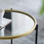 Ensemble de 2 tables d'appoint en fer doré et noir avec plateau en verre