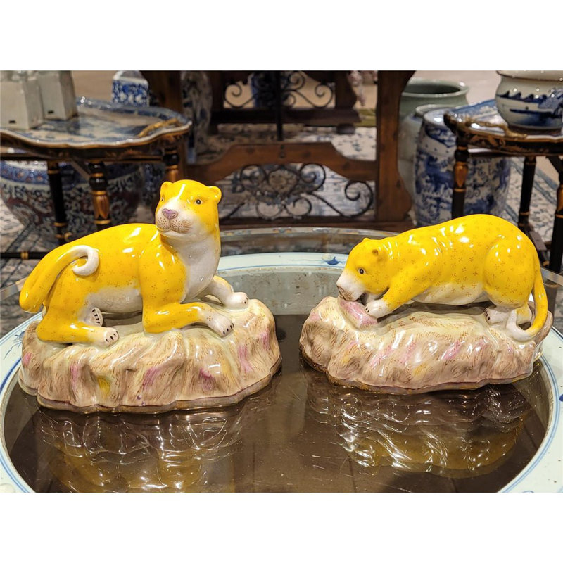 Paire de léopards en porcelaine