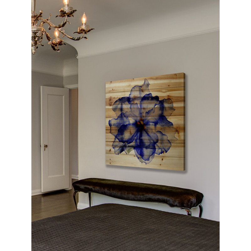 « brillante blue pétales » par parvez taj,, reproduction d’art sur bois de pin naturel, H 40 po x l 40 po x P 1,5 po