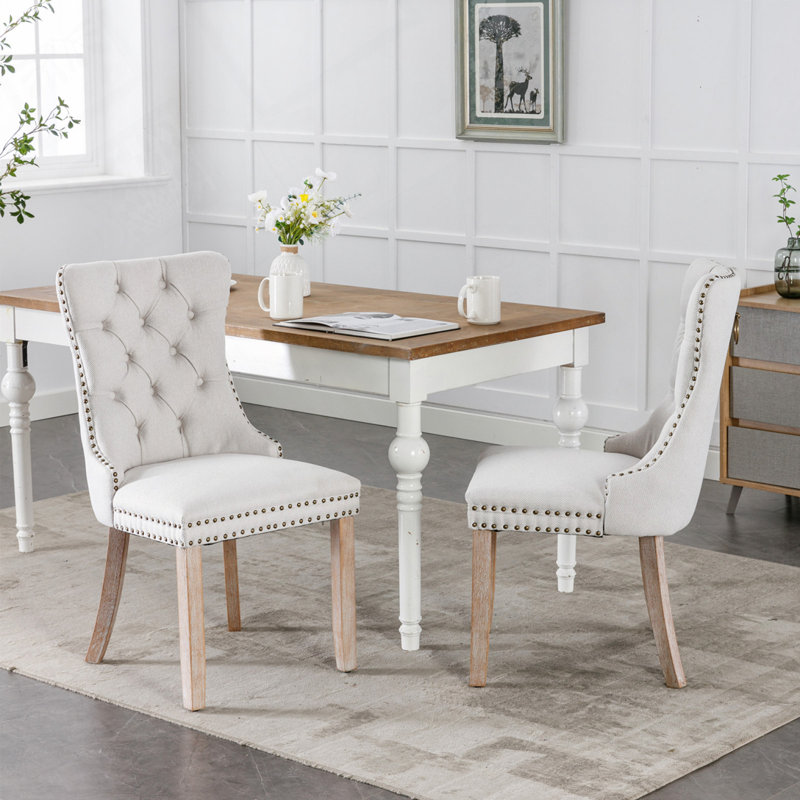 Chaise de salle à manger cloutée avec pieds en bois, Beige