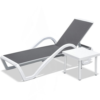 Chaise longue de patio, chaises longues de piscine réglables avec accoudoirs, chaises longues de piscine, 1 chaise longue + 1 table en plastique