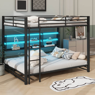Lit superposé en métal sur grand lit, équipé de tablettes de rangement et d'éclairage