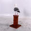 Statue de mouette sur un poteau