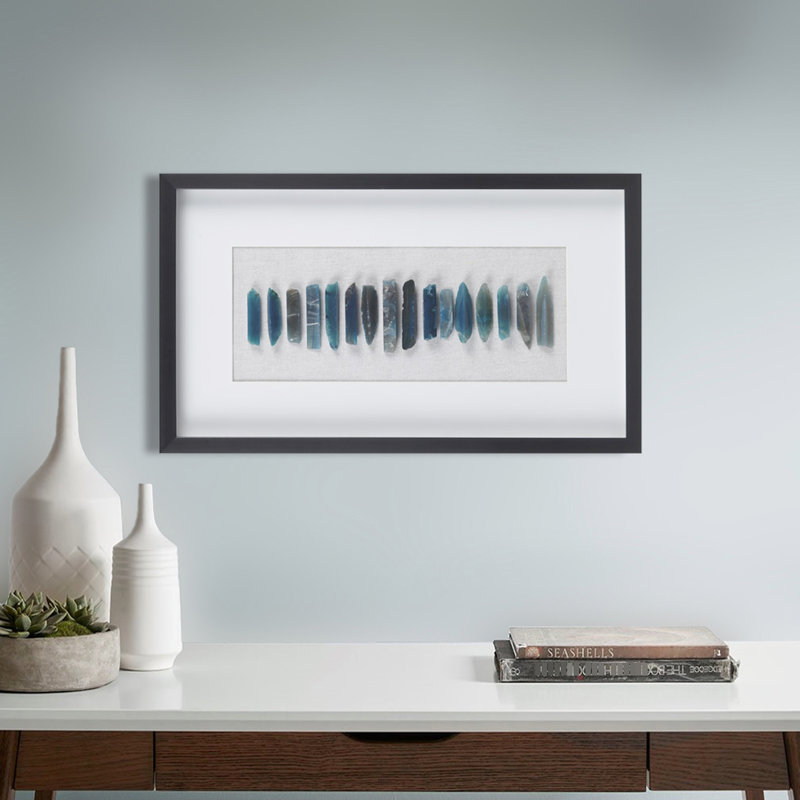 Décoration murale dimensionnelle avec cadre en agate bleue - agate de Céruléen naturelle, fond blanc doux, protection en verre, cadre noir, suspension pour art intérieur, céruléen teinté, base et anneaux 4 D