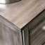 Table de chevet grise 1pc de style transitionnel, 2 tiroirs, plateau doublé de feutre, poignée en bois massif et barre de nickel pour table de chevet décorative contemporaine-1492559635