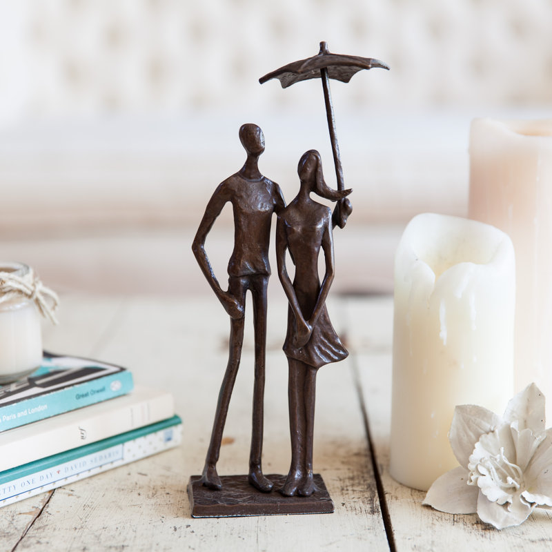 Sculpture en bronze d'un couple d'amoureux sous un parapluie