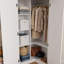 Garde-robe de coin à 2 portes avec tringle suspendue et 6 tablettes intérieures, rangement pour garde-robe de chambre à coucher peu encombrant