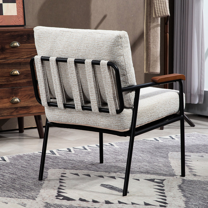 Chaise de chambre à coucher avec structure en bois naturel et en métal noir, revêtement, chic et moderne, rehaussant le style intérieur