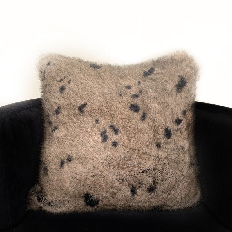 Coussin imprimé animal en fausse fourrure à deux tons bronze, 26 po x 26 po