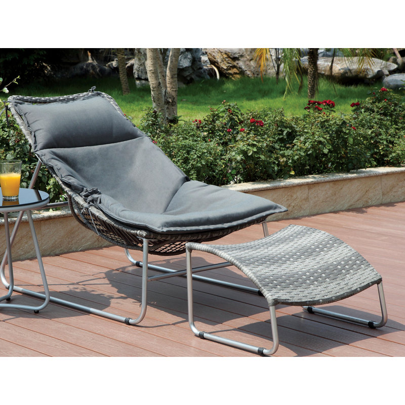 Chaise de patio avec coussins et repose-pieds Cecilia