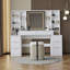Bureau de maquillage avec miroir et lumières, coiffeuse avec tiroirs et tablettes de rangement ouvertes