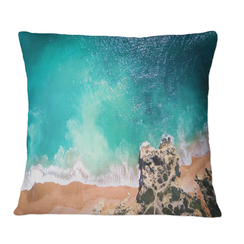 Turquoise Waves Breaking At The Sandy Beach I - Coussin décoratif imprimé nautique et côtier, 18 po x 18 po