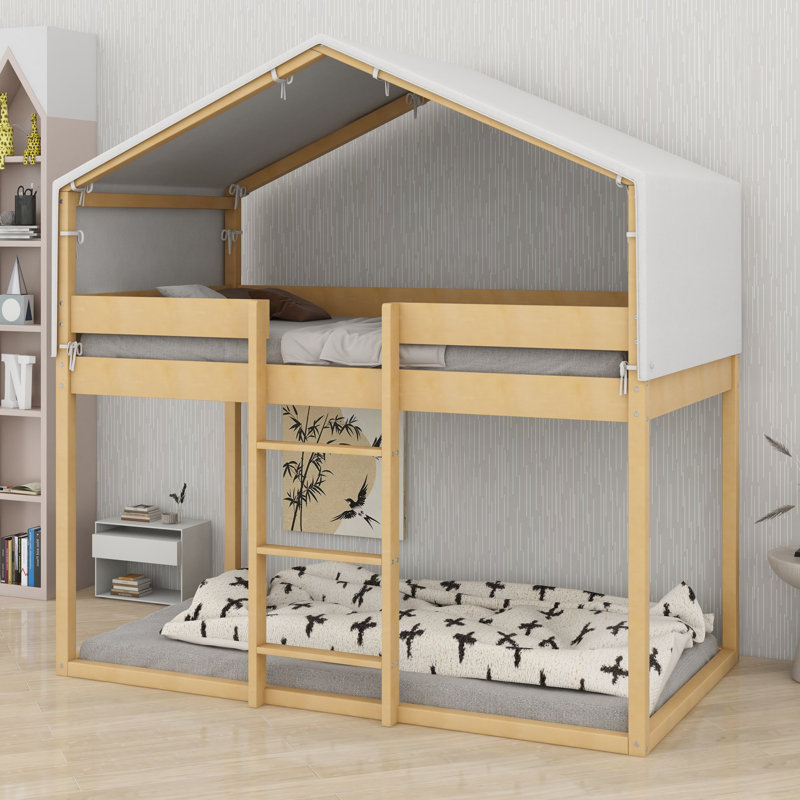 Un lit superposé avec une tente-cabane crée un espace de couchage et de rangement amusant., Naturel