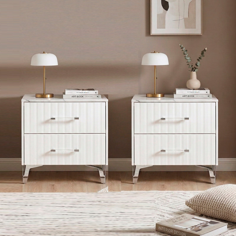 Ensemble de 2 tables de chevet blanches élégantes, tiroirs de rangement, dessus en faux marbre et pieds chromés.