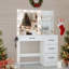 Bureau de maquillage avec miroir et lumières-711912623