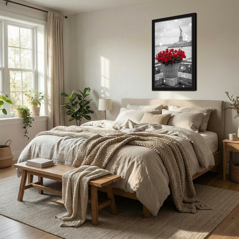 Plantes et fleurs roses rouges dans un panier enneigé sur fond de statue, H 18 po x l 12 po