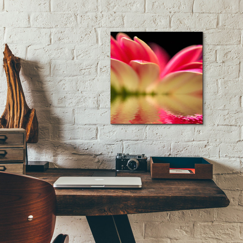 «Gerbera Daisy Reflection» par Pamela Plummer, H 12 po x l 12 po x P 0,13 po