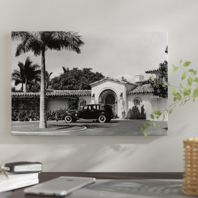 «Voiture des années 30 dans une allée circulaire en stuc tropical, style espagnol, maison à Sunset Island, Miami Beach, Floride, États-Unis», reproduction de photo sur toile tendue