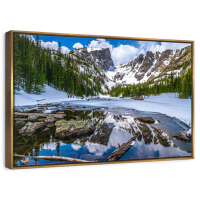 Lac de rêve dans les montagnes Rocheuses
