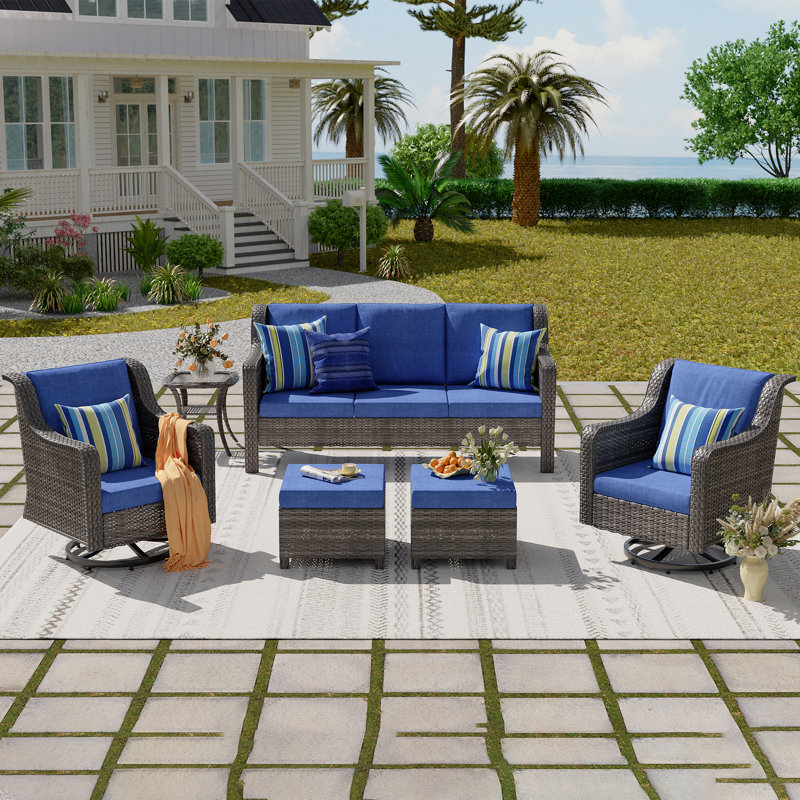 Un canapé trois places + deux chaises pivotantes + deux repose-pieds + une table d'appoint