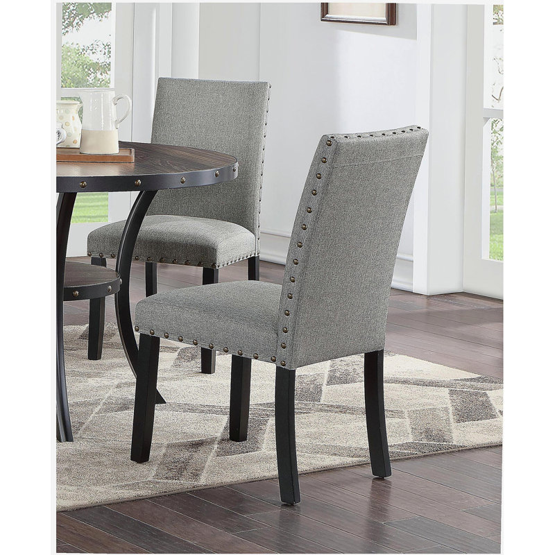 Fauteuil deux pièces en tissu gris avec chaises d'appoint rembourrées, chaise en bois décorée cloutée, chaise de cuisine