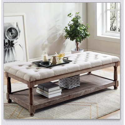 Banc de style rustique avec rangement ouvert au bas et siège capitonné, parfait pour les vestibules et les salons