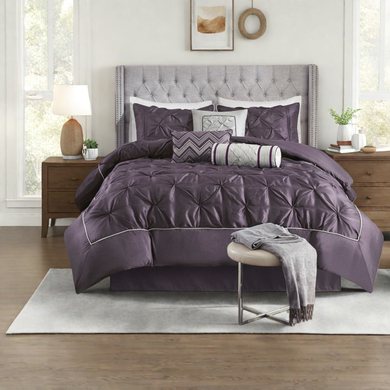 Ensemble de literie élégant en prune 7 pièces, polyester hypoallergénique, conception sophistiquée pour les chambres modernes