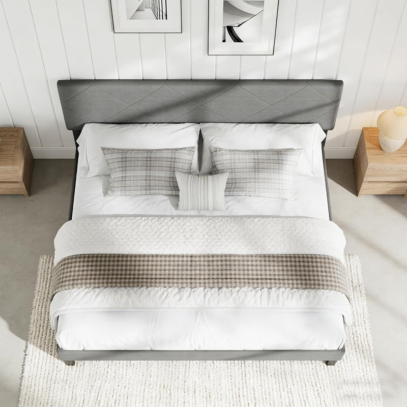 Structure de lit plateforme très grand avec tête de lit tapissier, tissu gris foncé, support en lattes de bois, chambre à coucher, style moderne