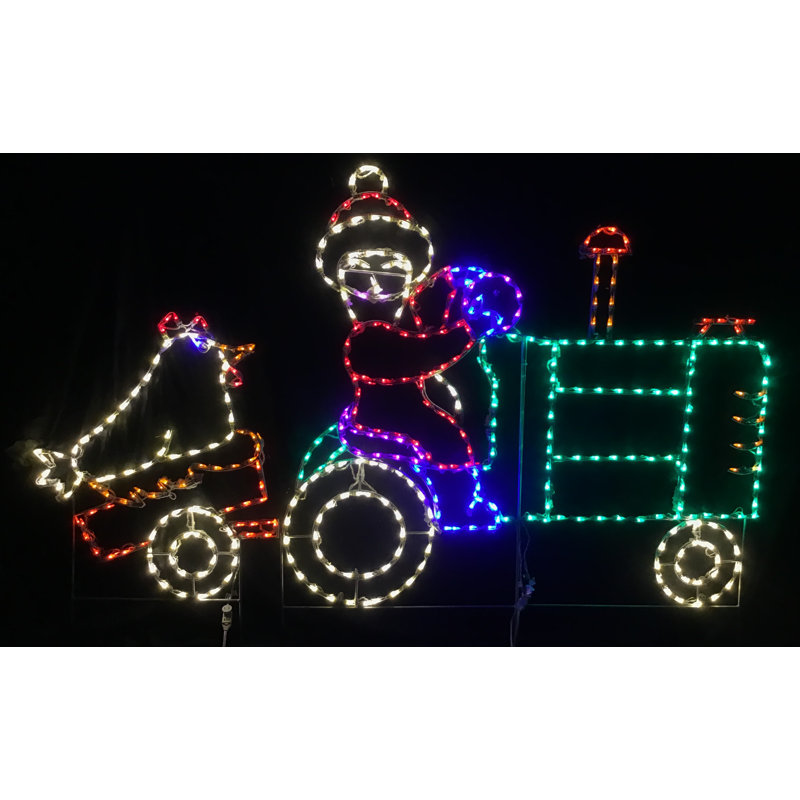 Mme. Claus conduisant un tracteur avec un chariot de poulet