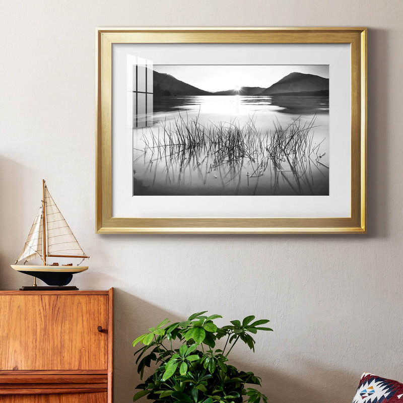 «Whisper Lake», reproduction encadrée de qualité supérieure - prête à être accrochée, Papier avec cadre doré